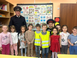 Пристегни себя и ребёнка.